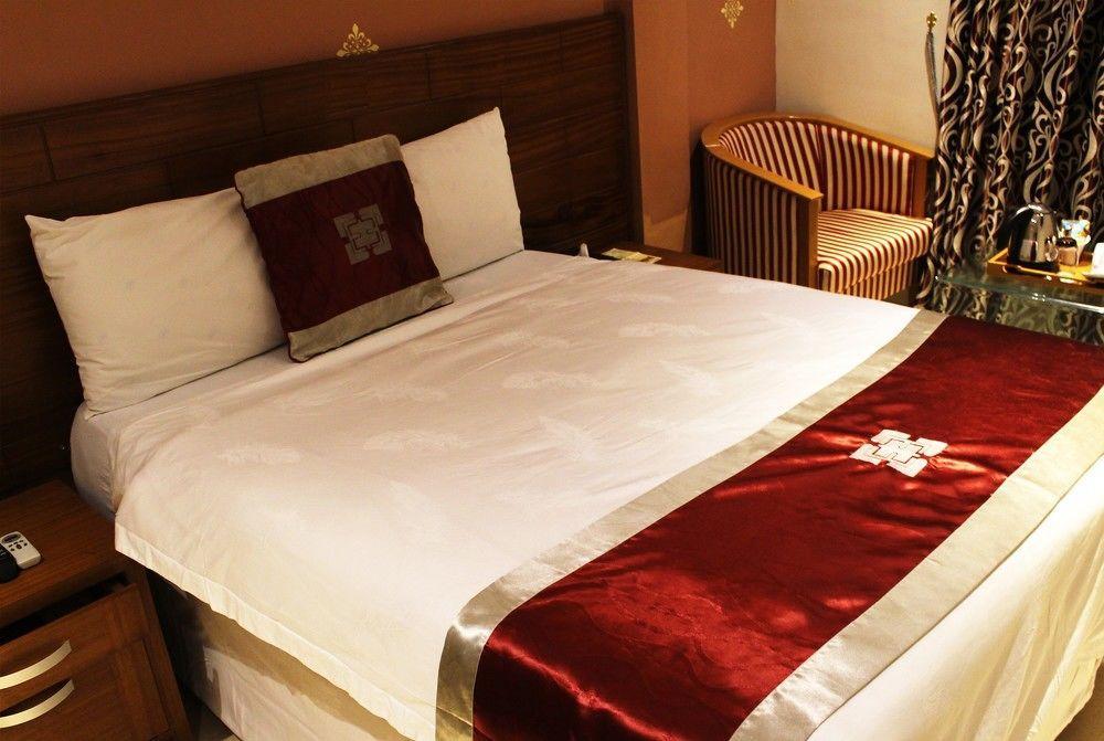 Airport West Hotel Accra Bagian luar foto
